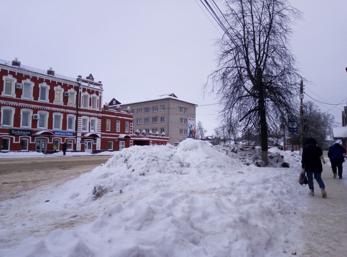 Снежные кучи достигают метровой высоты на улицах Новозыбкова