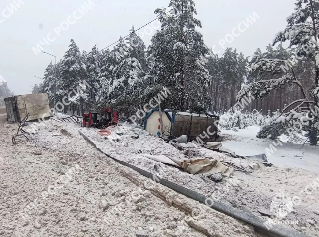 Водитель Volvo проехал на красный свет, столкнулся с авто и слетел с брянской трассы