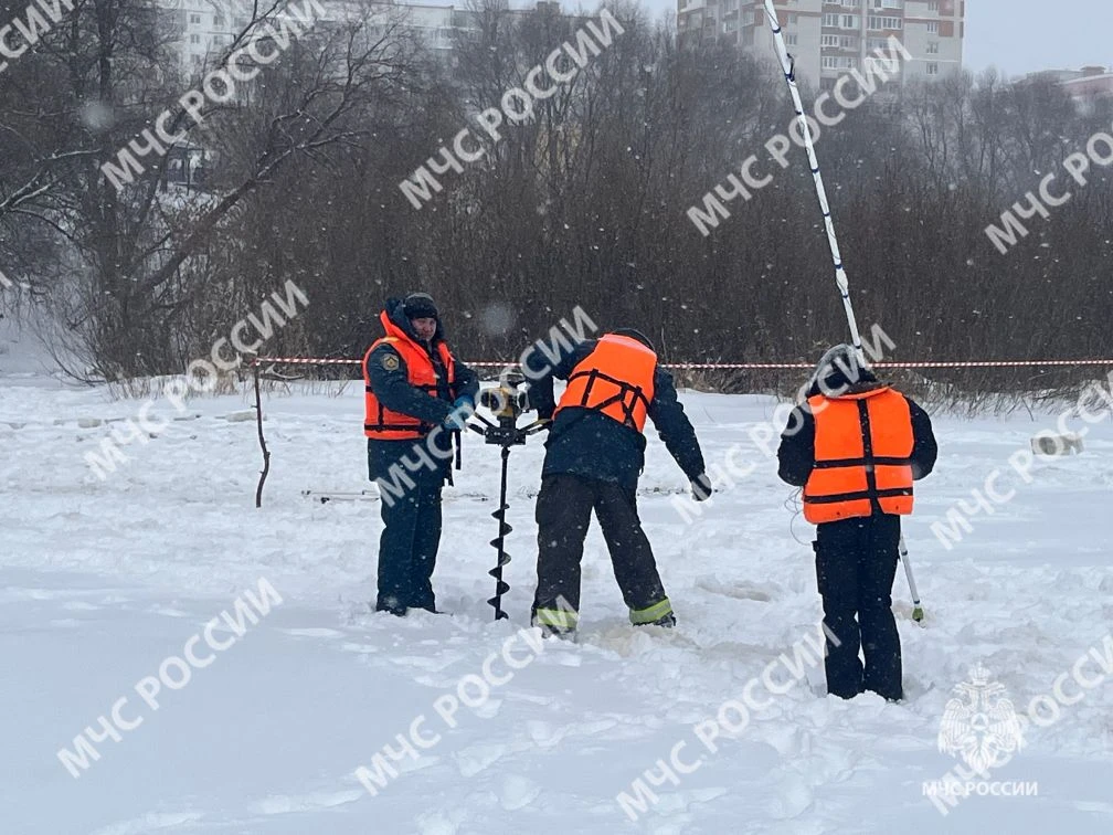 Спасатели, водолазы, волонтеры, добровольцы продолжают ежедневные поиски утонувшего в Брянске мальчика