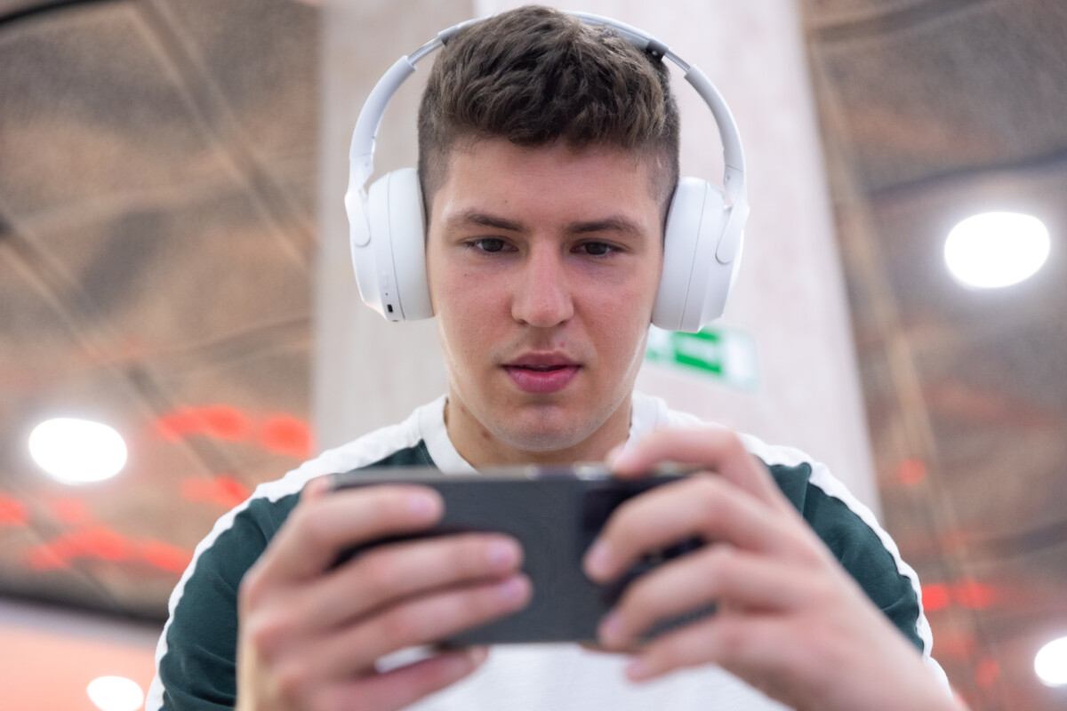 Безлимит важнее минут: какую связь выбирает брянская молодежь