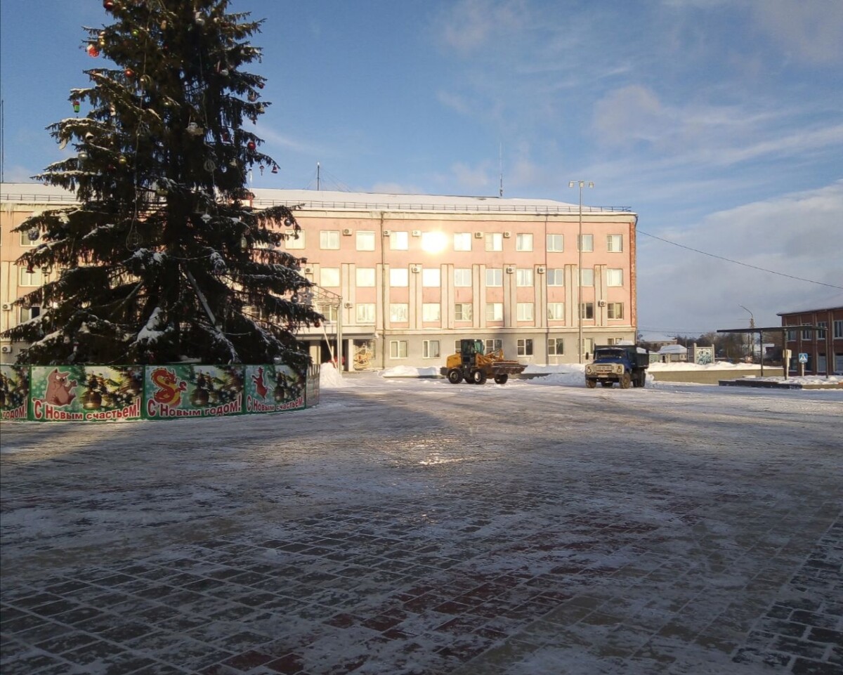 Новогодняя ель на центральной площади Новозыбкова задержалась из-за морозов