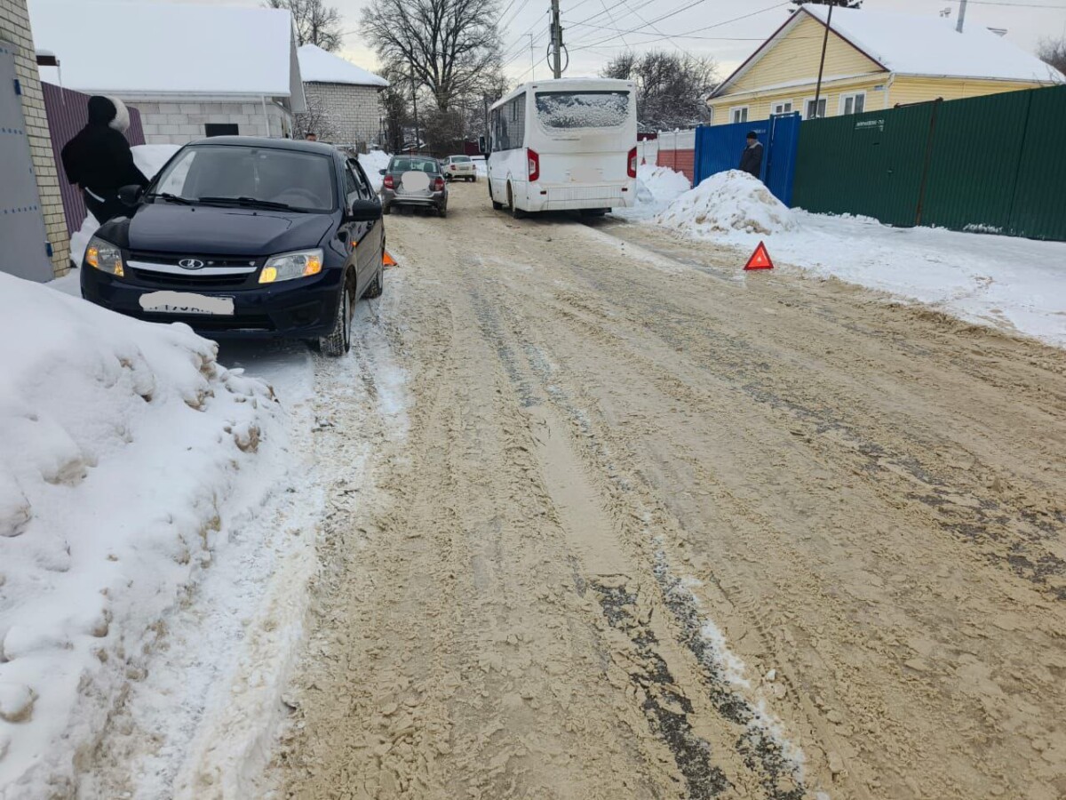 Автобус и легковушка столкнулись на Наримановской в Новозыбкове Брянской области