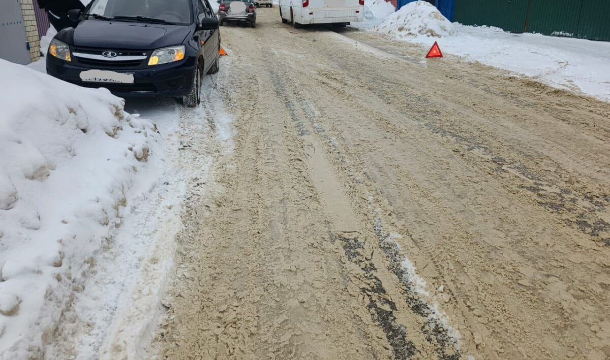 Утром на скользкой дороге в Новозыбкове едва не столкнулись два автобуса