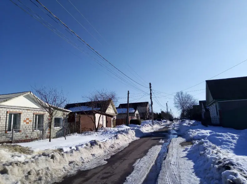 Улица Суворова в Новозыбкове. Асфальт «пробивается» из-под ледяного наката 