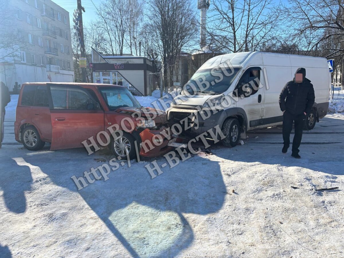 Водитель в Новозыбкове Брянской области при заезде на парковку устроил аварию