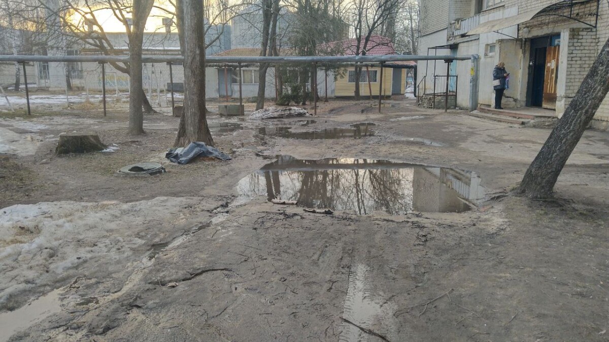 Потеплело, и весенние пейзажи Новозыбкова заполнили огромные лужи