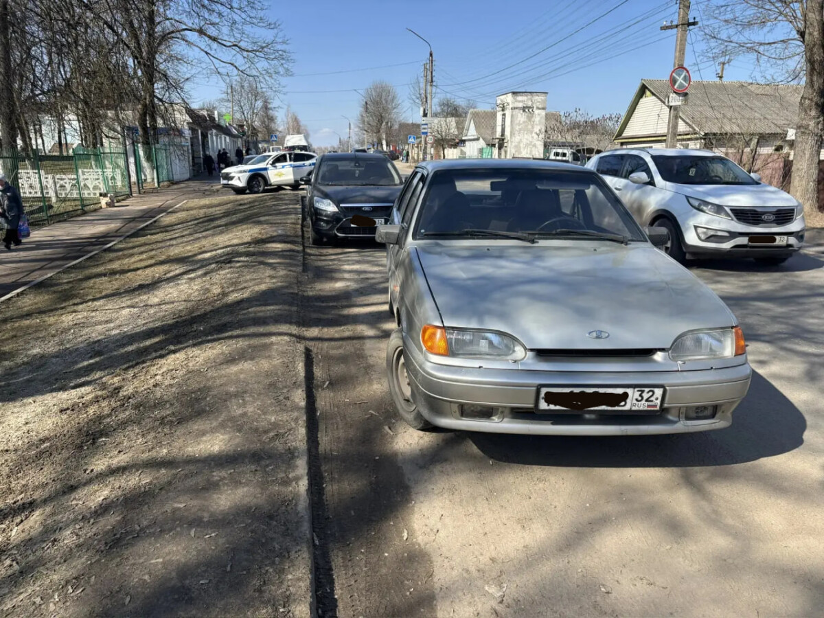 Водитель задел стоящий автомобиль в Новозыбкове и сбежал с места ДТП