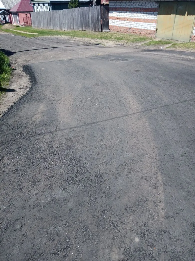 В Новозыбкове при ремонте дороги засыпали коммуникационный колодец