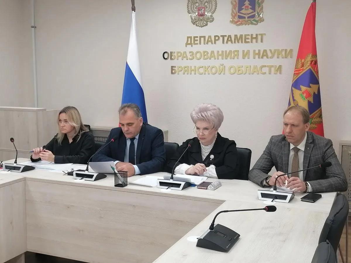 В Брянской области обсуждают внедрение единой системы оплаты труда педагогов